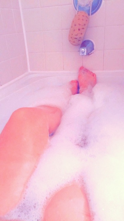 babydollnicoleee:Bath time 