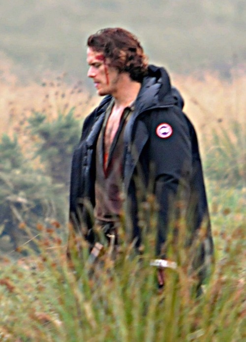 anaspiringfuriosa: outlanderitaly: Sam Heughan on the set of Outlander Season 3 [via Just Jared] 