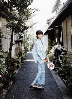 thekimonogallery:  Modeling blue yukata.