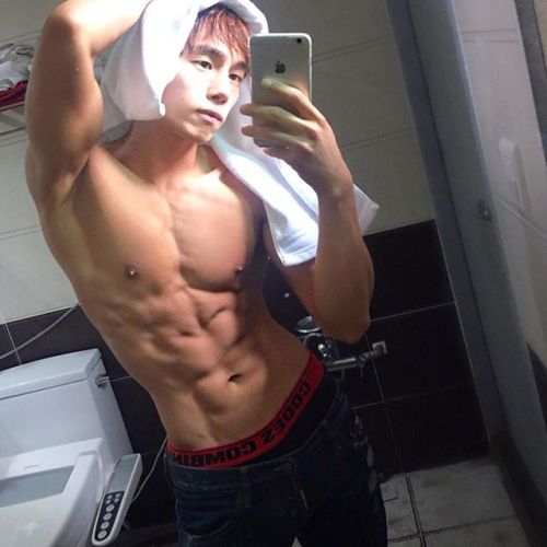 flipthastitch:Body and tan goals. 💪🏼