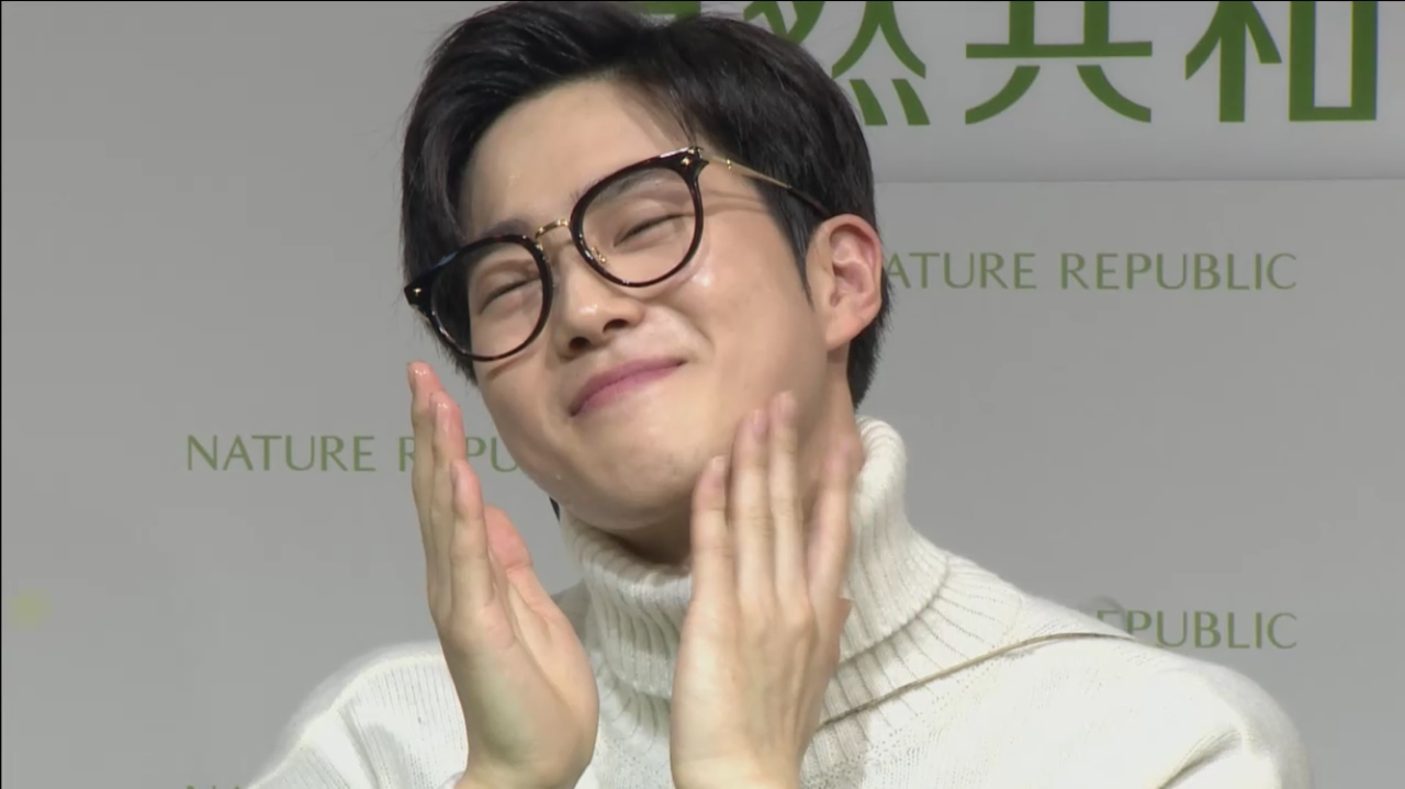 lawlliets:  HES SO FREAKING CUTE OFMFJHFDH :((( 