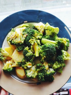 sherry-blossom:Potato and broccoli with herb