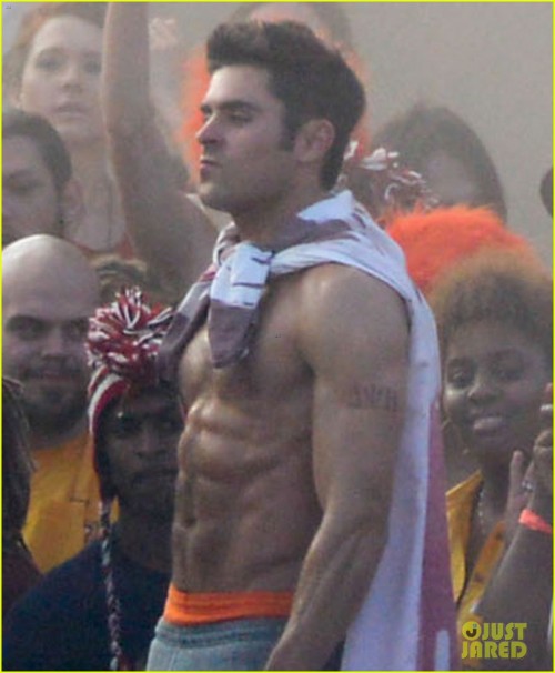  Zac Efron Sticks Hand in Shorts, Flaunts Eight Pack Abs!