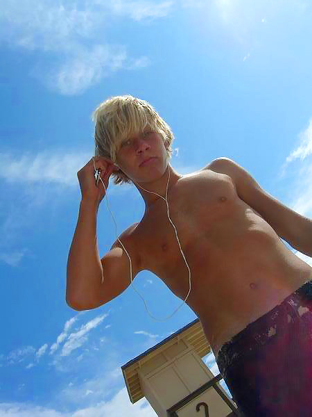 go1cocks:  undietrunks:  harley96boy:  I have a special weakness for beach blonde