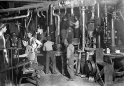 historicaltimes:  Night shift in an Indiana glass factory, August 1908 via reddit Keep reading