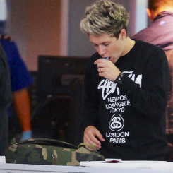 lovetomlinson:  Niall taking his Asthma medication at JFK airport on his way back to the UK x  