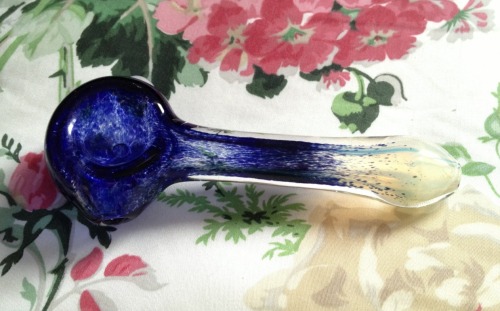stonedfrodo:  Hello stoners of tumblr! I used to have the blog opalust but deleted and remade my account, I am now stonedfrodo! To help get the word out I’m back I’m doing a major stoner giveaway! INCLUDES:  •medium blue spoon pipe •a one foot