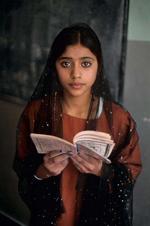  Reading portraits in Afghanistan by iconic photographer Steve McCurry. McCurry manages to tell a story with each portrait. A story of the people, the time, the country. He allows us to travel, discover and feel another reality. Another posts: India.