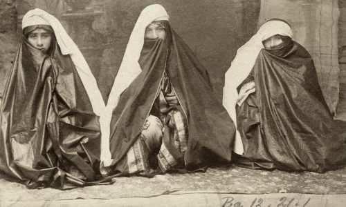 Yemeni Jewish Women (c. 1927).> Photo: Carl Rathjens.