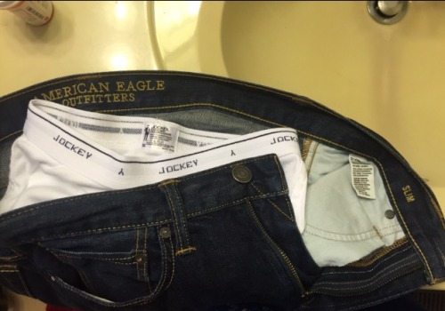 waistbandboi:Jockey underwear with American Eagle jeans. Nice combo