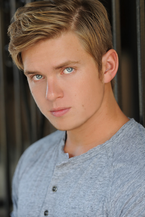 meninvogue:  Chris Brochu