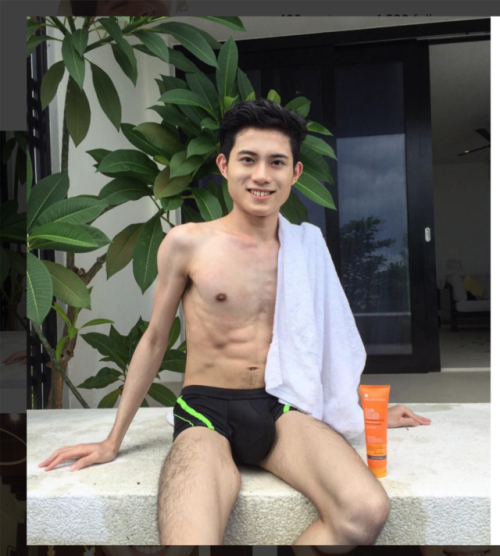 sgcutegays: Jeronblahblah . the freshest face of the scene. P.s. I got wet looking at this bulge&hel
