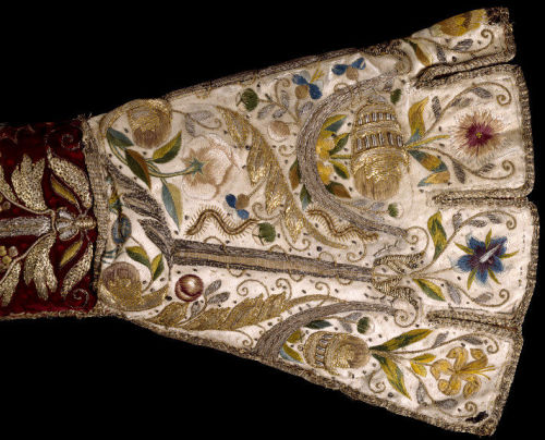 ephemeral-elegance:Metallic Embroidered Satin and Velvet Gauntlet Mittens, ca. 1600via V&amp;A