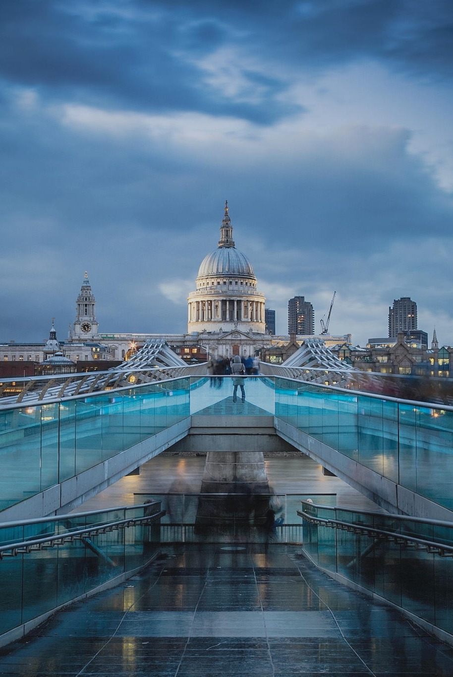 visualechoess:  Millennium Bridge - (via) 