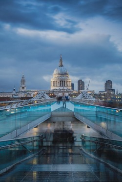 visualechoess:  Millennium Bridge - (via)