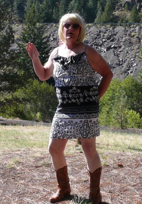a simple dress i wore earlier at a rest stop,, i got some intresting looks, lol mostly from older wo