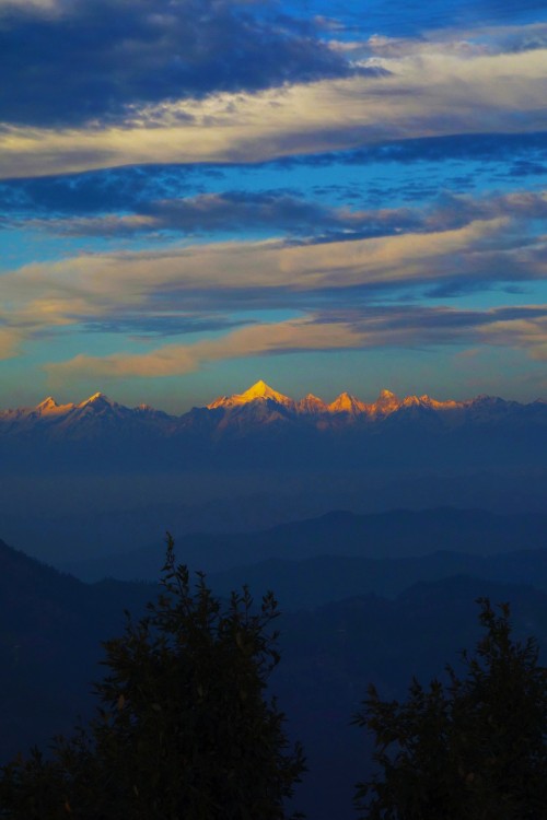 oneshotolive:  Sun-kissed Himalaya on a Wintry Evening, India [OC] [2200x3000] 📷: Yashesh 