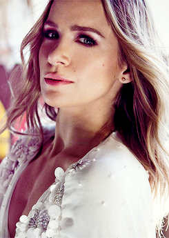 deanswincheter:  Shantel Vansanten for Bello 