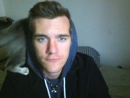 lampsarepeopletoo:  this is what happens when i try to take selfies 
