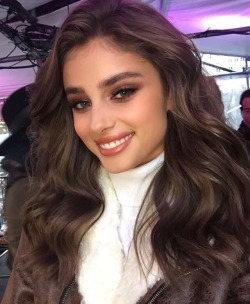 vicsecretmodels:  Taylor Hill at the Thanksgiving