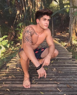 hotfamousmen:  Henrique Lima