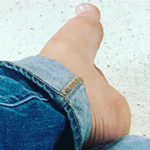 Loving my arch in this pic and who doesn’t love #feetandjeans ? #lovemyfans #baresoles #barefo