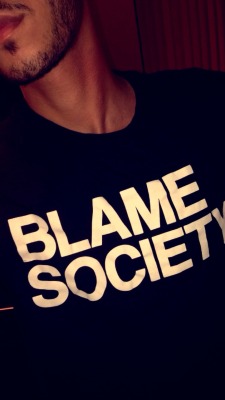 illmindoffaisal:  “لوموا المجتمع”.  “Blame society”