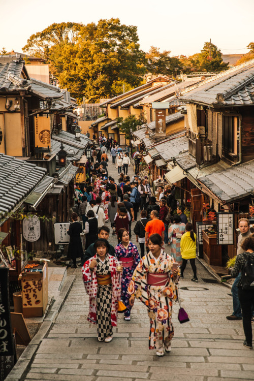 Sunday 22nd October 2017. 16:15 Kyoto Japan.After a short visit to Gion I cycled further down the ri