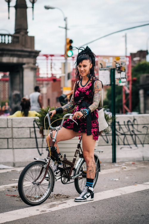 preferredmode: Saira, with her vintage @RaleighBicycles in Manhattan View Post