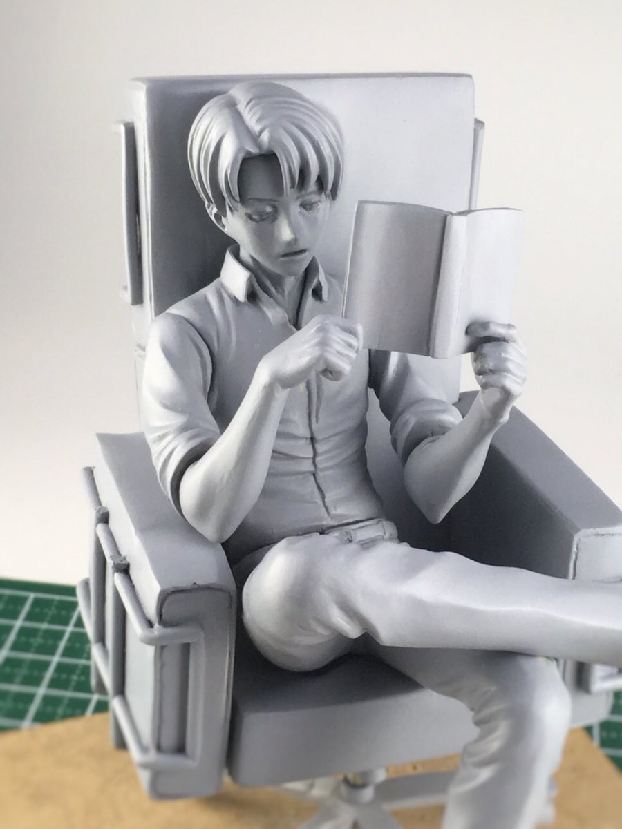 Hobby sculptor Chikashi shares her incredible rendition of Levi in the red chair,