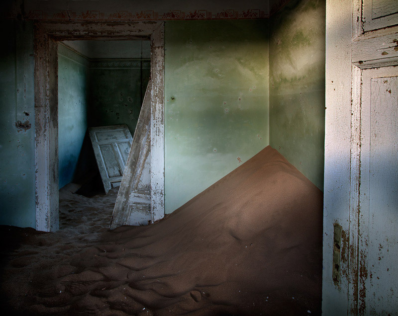 likeafieldmouse:  Alvaro Sanchez-Montanes - Indoor Desert (2010) “By the end of