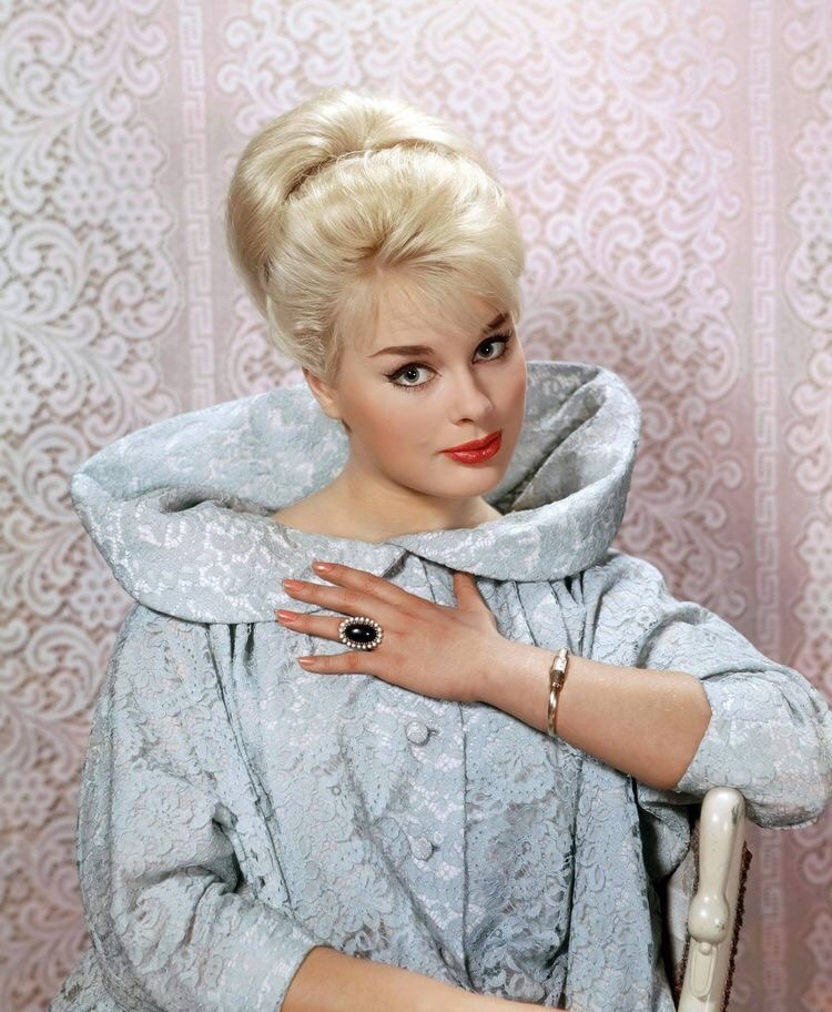 Sex blondebouffant:    Elke Sommer pictures