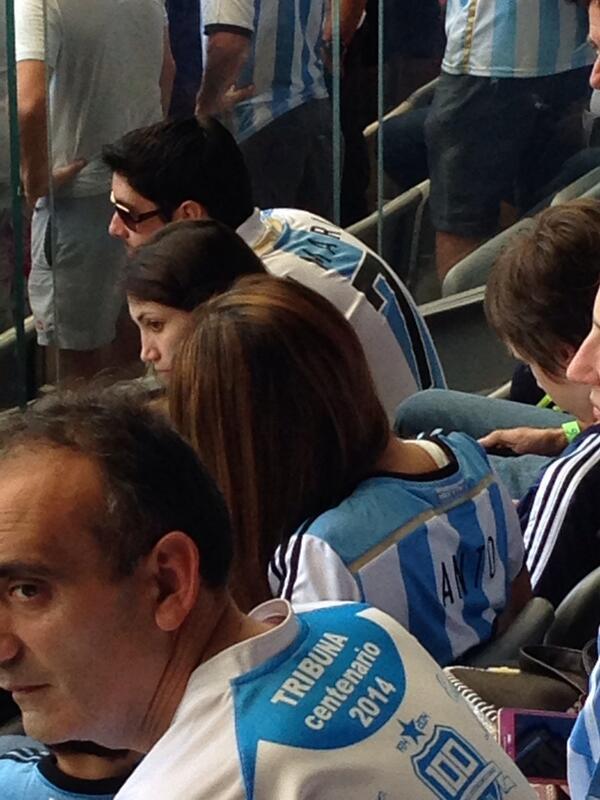 fyleonella:  Antonela and Thiago during the game 