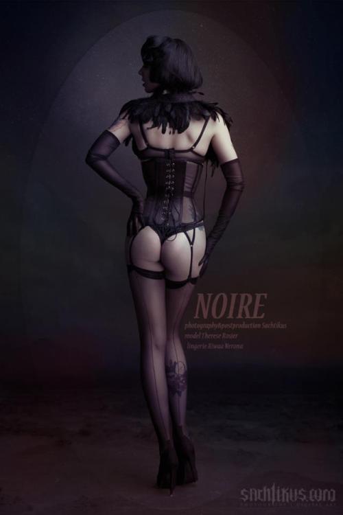 la-femme-projekt:  Kolekce “Noire” předvedená na události La Femme představuje “temnější” stránku ženské osobnosti a jak již název napovídá, hlavním tématem je černá. Použila jsem především průsvitné materiály v kombinaci