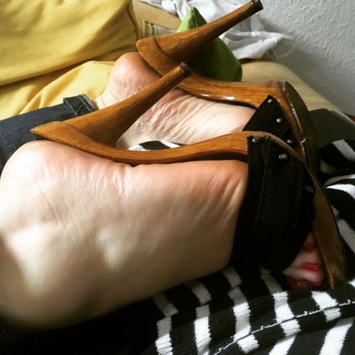 scholls-and-excercise-sandals: ms-strawberry-kisses: #feet #foot #footfetish #legs #footjob #footpor