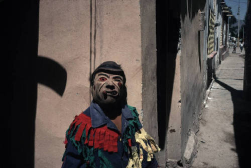 chasingsnowflakes:Alex WebbMEXICO. El Coyote. 1999. A masked devil at Fiesta of San Isidro, patron s