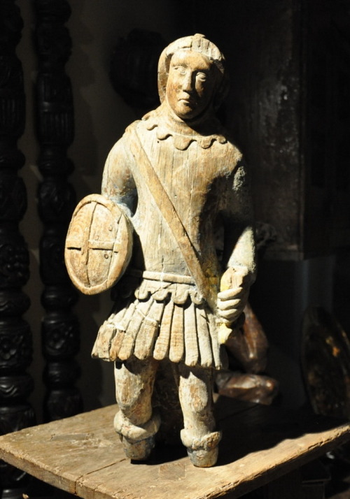 English oak sculpture (c. 1380) This sculpture of a late 14th century knight in sword combat dress i