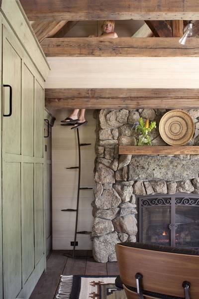 balusgirl:  briuniverse:  simplefascination:  450 Sq. Ft. Small Mountain Cottage | Tiny House Pins  