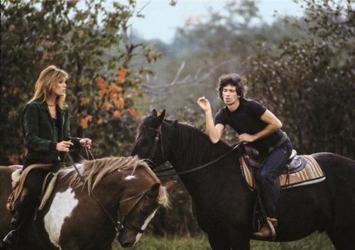 Keith Richards and Patti Hanson riding a horse, photographed by Ken Regan