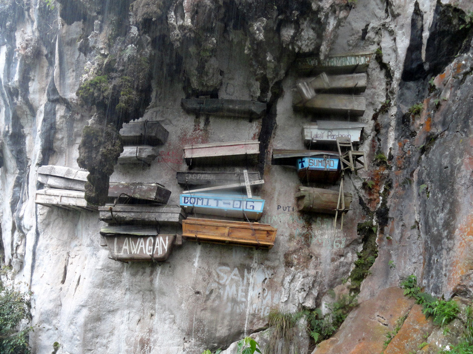 sixpenceee:    Hanging Coffins of Sagada, Philippines  Members of the Igorot tribe