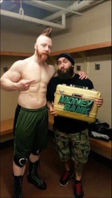 omgsheamus:  Lucky guy 😱😍