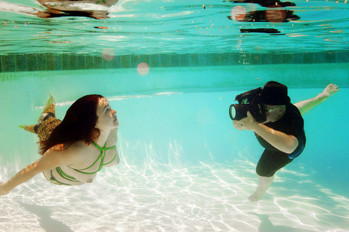 actuallyuniquenudes:  Shooting underwater with model Aphrodite.  (Photo by Jessica