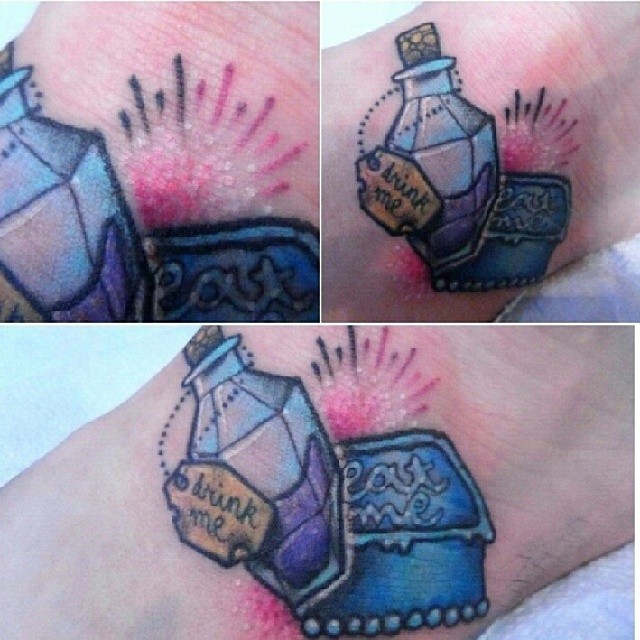 Épinglé par Joyce Santos sur Tatuagem   Tatouage alice au pays des  merveilles Tatouage du pays des merveilles Tatouage de bras