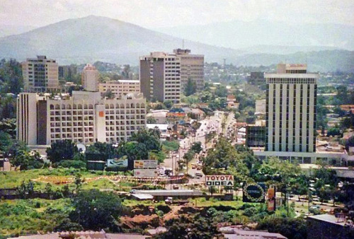 Bulevar Los Heroes, zona de Metrocentro, San Salvador, decada de los 80’s.