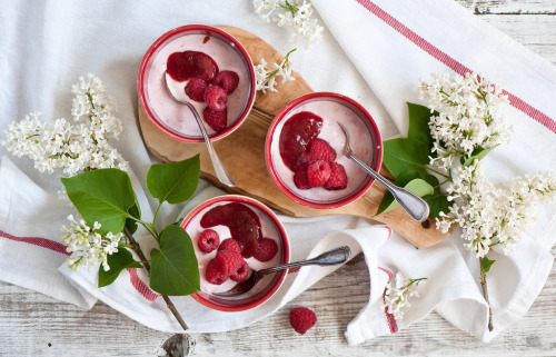 alternativepurple:  —Breakfast with raspberries and cottage cheese—