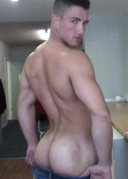 manrumpsxxx:  cuddlebubblebutt:  I love it Big booties  Men’s Chests &amp; Nipples  Look back at me