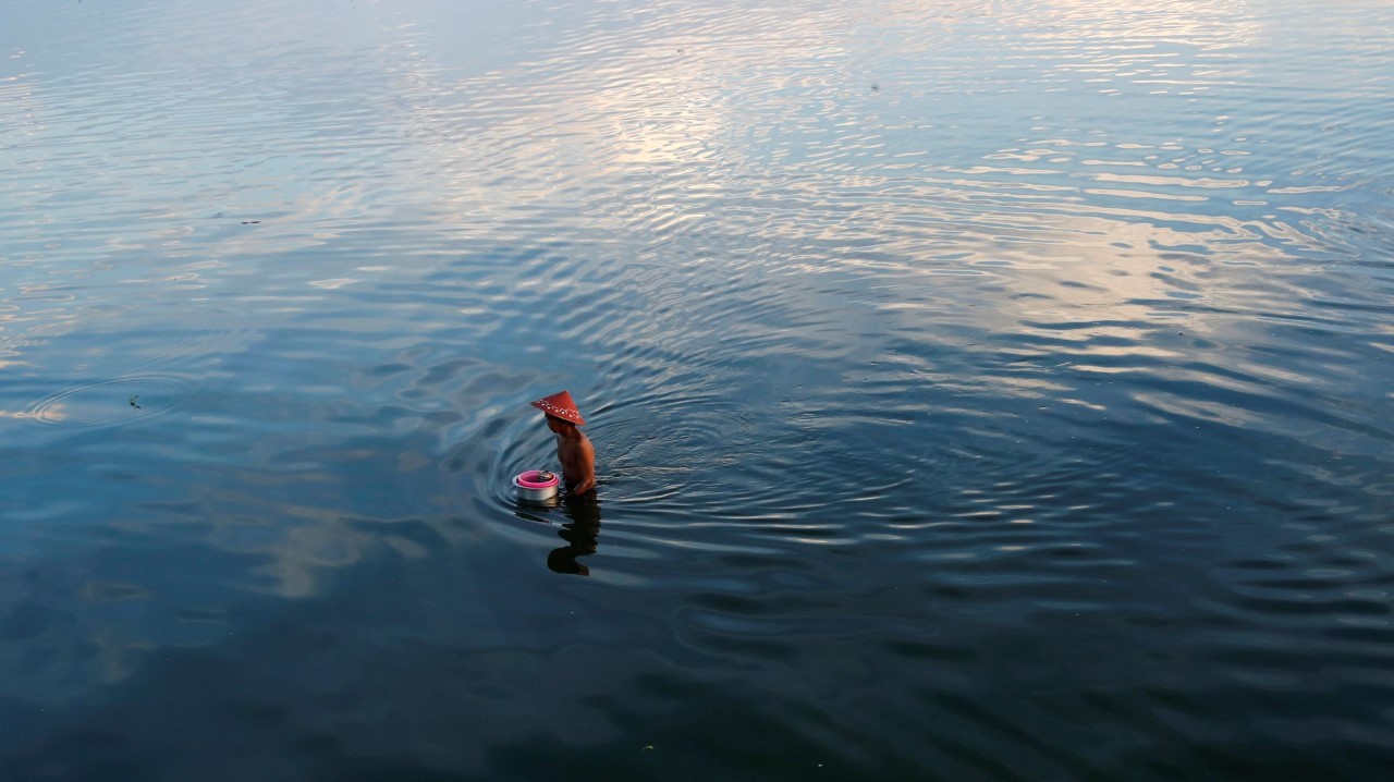 SALTO AL ATARDECER. Los niños de Myanmar saltan al agua mientras la gente disfruta de la puesta de sol en el puente U Pain (U Bein) en Mandalay, Myanmar. La pasarela se extiende 1,2 km sobre el lago Taungthaman conectando sus dos bancos cerca de...