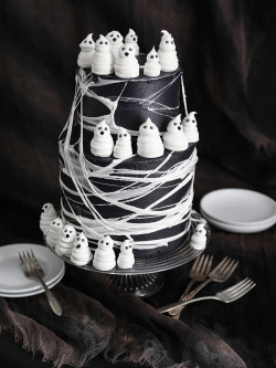 sweetoothgirl:  Marshmallow Web Ghost Cake  