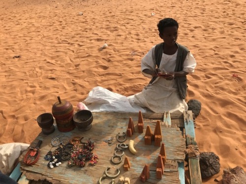 everydaysudan:Little child selling souvenirs at the Pyramids in Meroë, Sudan.