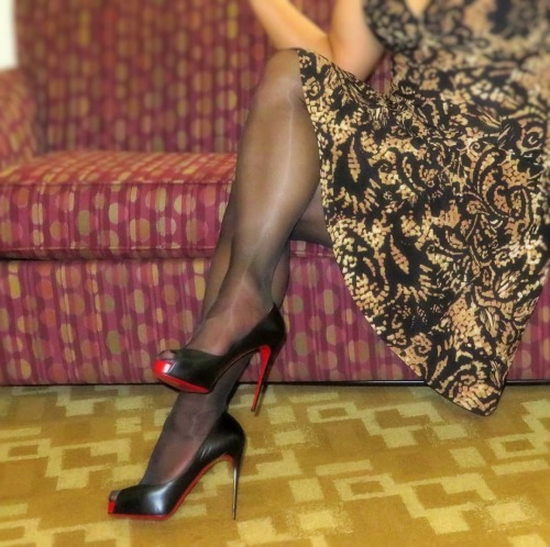 Do you like crossed legs poses? Wearing an American Living dress from Macy&rsquo;s, @ceciliaderafael